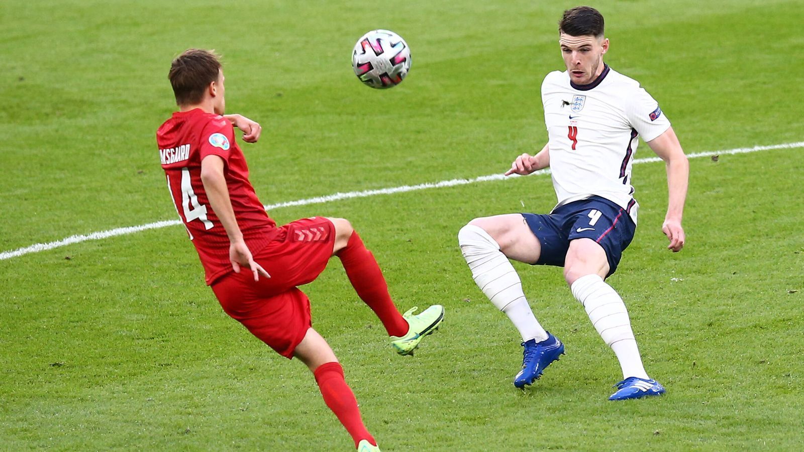 
                <strong>Declan Rice (England)</strong><br>
                Gewinnt in der ersten Hälfte zwar häufig den Ball, gibt diesen jedoch durch hastige Aktionen genauso schnell wieder ab. Lässt sich in der Folge öfters von Dolberg und Braithwaite in der Rückwärtsbewegung abkochen, was das dänische Umschaltspiel belebt. Steht im zweiten Durchgang deutlich stabiler im Mittelfeld und sichert vor der Verteidigung ab. Verlässt den Platz in der 95. Minute für Henderson. ran-Note: 3
              