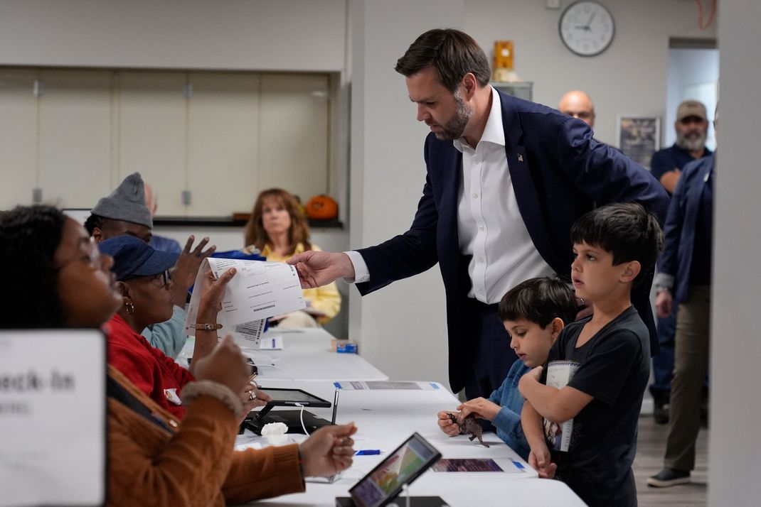 Trump-Vize J.D. Vance gab in Cincinnati seine Stimme ab.