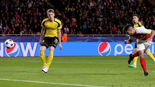 
                <strong>Matthias Ginter</strong><br>
                Mit dem ausgebufften Falcao hat er alle Hände voll zu tun. Bei dessen 0:2 pennt Ginter, so dass der Kolumbianer unbedrängt einköpft. In vielen Situationen ist er auf Sicherheit bedacht - auch das geht nicht immer gut. Muss in der zweiten Hälfte behandelt werden, beißt aber auf die Zähne. ran-Note: 5
              