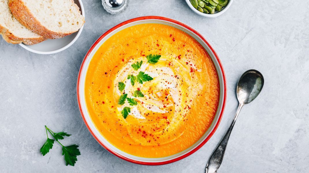 Wer's scharf mag, liegt mit dieser Kürbissuppe mit Curry genau richtig.