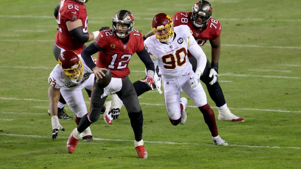 
                <strong>Sieg in der Wildcard-Runde</strong><br>
                Im ersten Spiel der Playoffs mussten die Buccaneers nach Washington reisen, in der Wild Card-Runde machte das heimische Football Team es dem Favoriten aus Florida sehr schwer, am Ende siegte Tom Brady mit seinem Team jedoch mit 31:23. Der Sieg in der ersten Playoff-Runde bereicherte das Konto von Brady um 250.000 Dollar. Hätten die Buccaneers den First Seed erreicht und die Wild Card-Runde übersprungen, dann hätte sich der Playoff-Bonus um jene 250.000 Dollar erhöht.
              