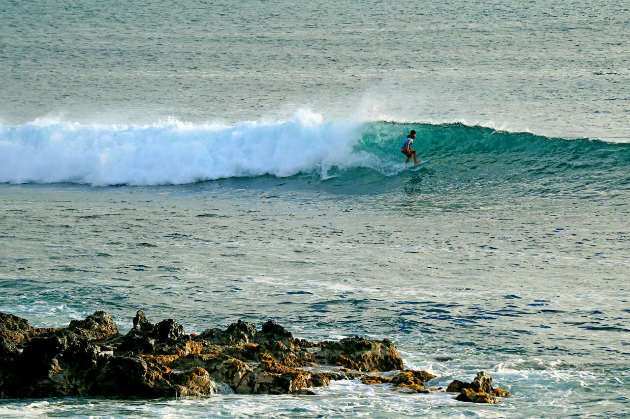 4. Surfen an der Westküste. Die Geschichte des Wellenreitens begann in Polynesien, Höhlen-Malereien aus dem 12. Jahrhundert zeigen erste Surf-Versuche der Bevölkerung. Auf die Osterinsel rollen von allen Seiten - ungebremst - oft mehrere Meter hohe Brecher heran. Die besten Spots finden sich im Westen: Für Anfänger:innen eignet sich der "Pea Beach", "Experienced Surfers" können sich in Mataveri oder Tahai beweisen.&nbsp;