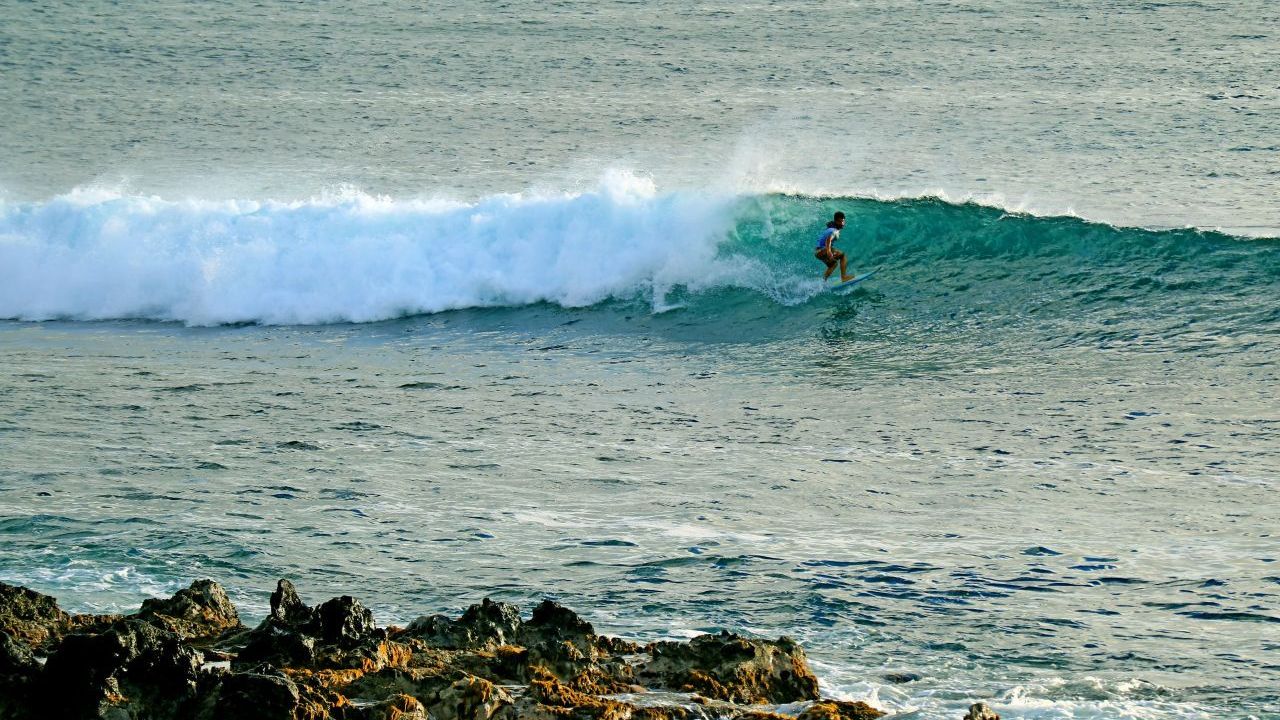 4. Surfen an der Westküste. Die Geschichte des Wellenreitens begann in Polynesien, Höhlen-Malereien aus dem 12. Jahrhundert zeigen erste Surf-Versuche der Bevölkerung. Auf die Osterinsel rollen von allen Seiten - ungebremst - oft mehrere Meter hohe Brecher heran. Die besten Spots finden sich im Westen: Für Anfänger:innen eignet sich der "Pea Beach", "Experienced Surfers" können sich in Mataveri oder Tahai beweisen.