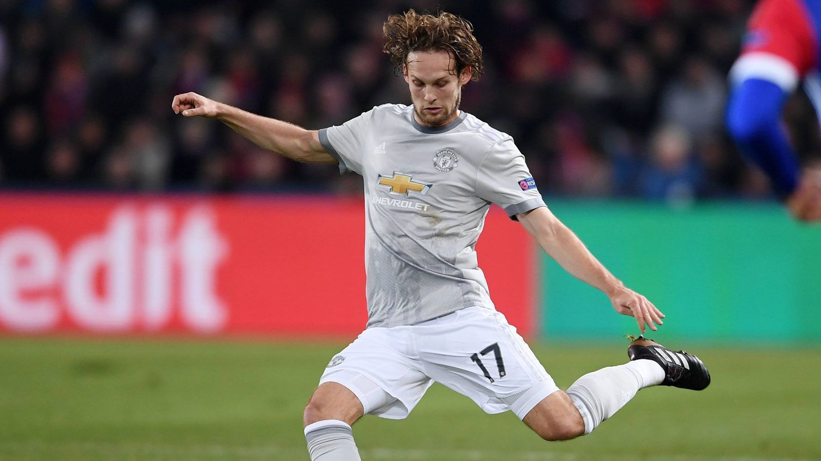 
                <strong>Daley Blind (Zugang Ajax Amsterdam)</strong><br>
                Daley Blind kehrt Manchester United nach vier Jahren den Rücken und heuert erneut bei seinem Ex-Klub Ajax Amsterdam an. Das bestätigten die Engländer via Twitter. Laut "Sun" soll der Niederländer 20 Millionen Euro Ablöse gekostet haben. Der Verteidiger, den der damalige ManUtd-Trainer Louis van Gaal 2014 auf die Insel geholt hatte, war zuletzt hinter Ashley Young nur noch zweite Wahl.
              