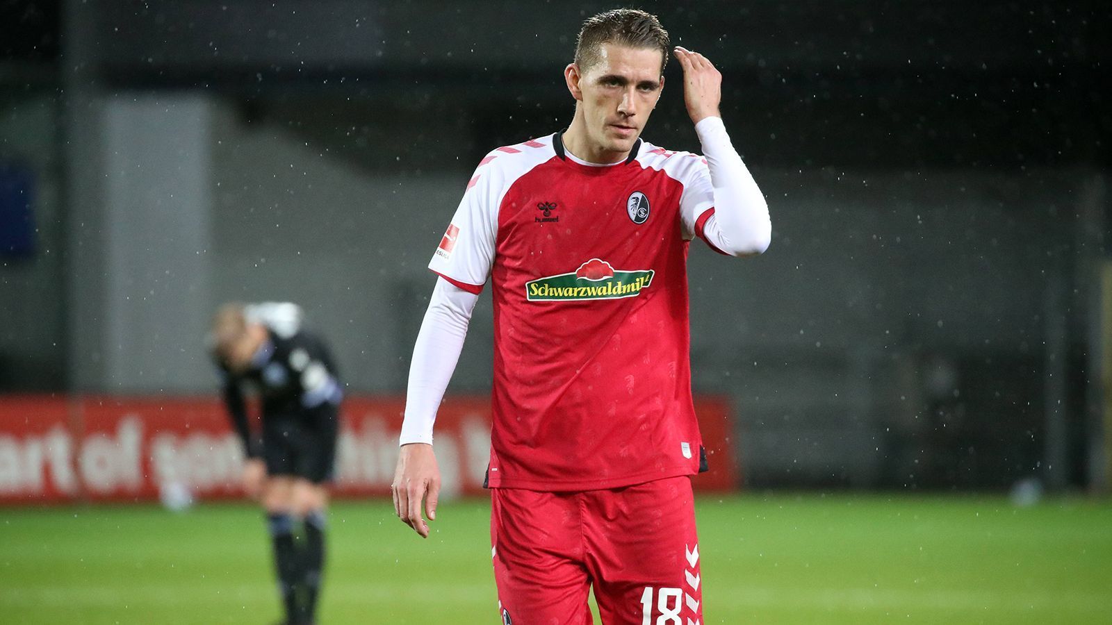 
                <strong>Nils Petersen (SC Freiburg)</strong><br>
                Ist es seine letzte Saison im Breisgau? Das wird vermutlich auch ein bisschen vom Trainer abhängen, dessen Vertrag ja ebenfalls im Sommer ausläuft. Unter Christian Streich bekam Nils Petersen immer seine faire Chance und entwickelte sich nochmal prächtig. Der 32-Jährige hat bisher in jeder vollen Saison, die er für den Sportclub gespielt hat, zweistellig getroffen. "Ich freue mich auf die Zukunft, weiß aber auch, dass es immer nochmal in eine andere Richtung gehen kann", sagte er kürzlich dem "SWR" und gab direkt ein Bewerbungsschreiben um einen neuen Vertrag ab: "Wenn der SC Freiburg jetzt diese Sendung sieht, dann kann er wissen, ich würde gerne weitermachen." Mal schauen, wie der Klub das sieht.
              