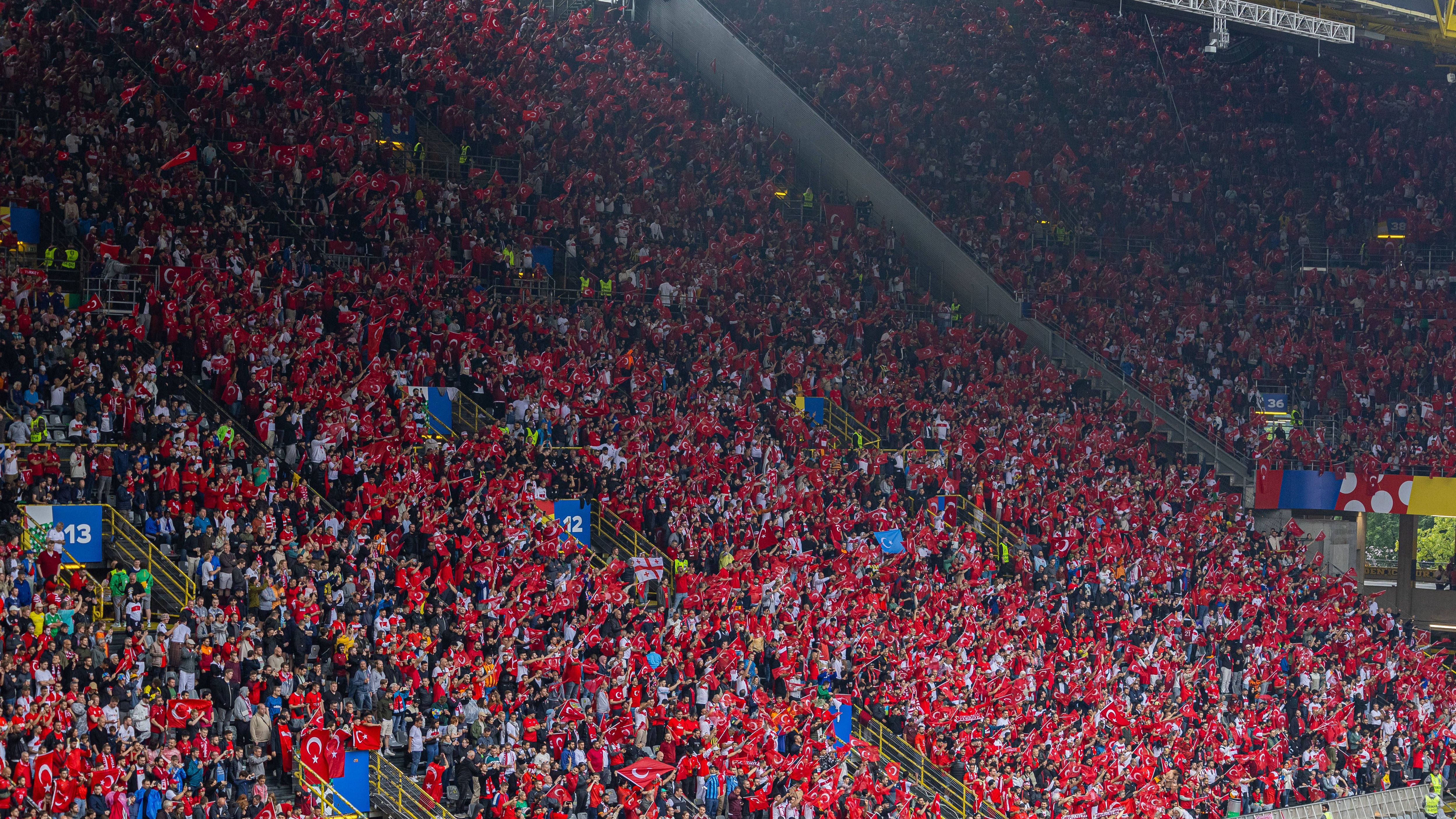 <strong>Rote Wand</strong><br>Die berühmte Gelbe Wand Dortmunds heute fest in Händen der türkischen Fans.