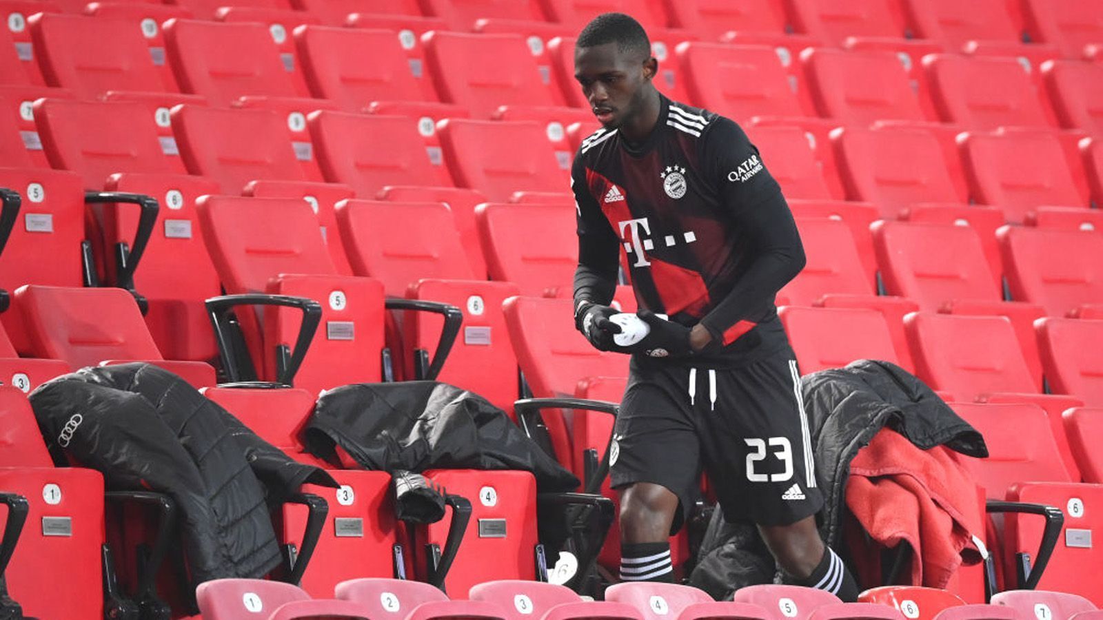 
                <strong>Tanguy Nianzou</strong><br>
                In der 69. Minute für den angeschlagenen Boateng eingewechselt. Kommt jedoch kaum zum Zug. Bei VfB-Kontern in der Schlussphase mit einigen Wacklern, die aber folgenlos bleiben. ran-Note: 4
              