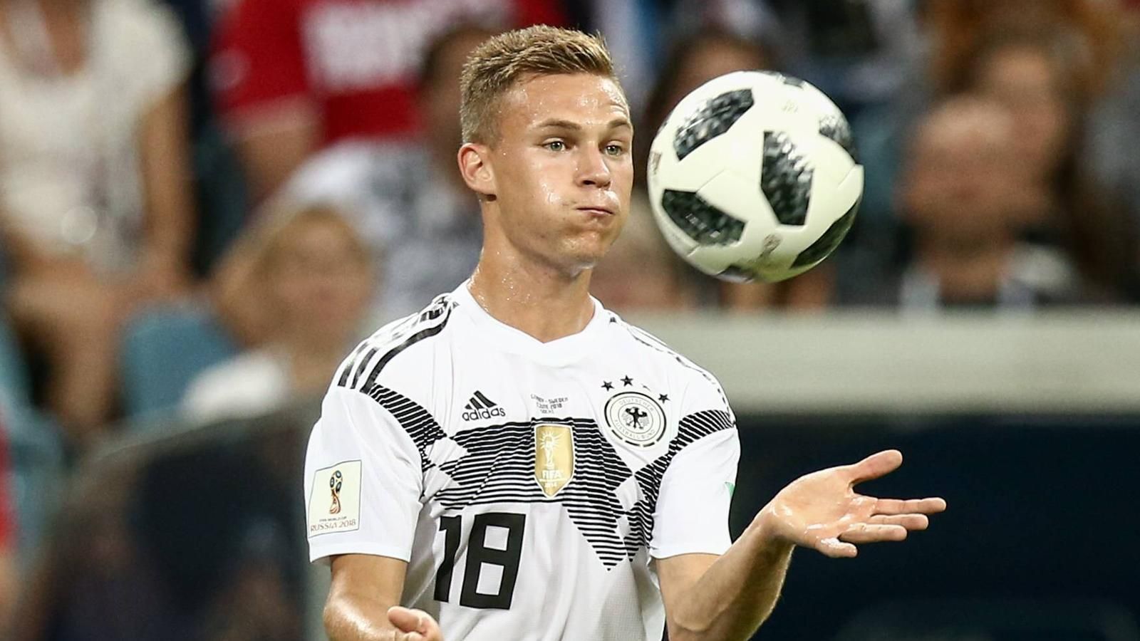 
                <strong>Joshua Kimmich</strong><br>
                In den ersten Minuten leitet er Angriff auf Angriff ein, zeigt sich im Rückwärtsgang stark verbessert. Doch mit zunehmender Spieldauer taucht Kimmich immer mal wieder ab. Seine scharfe Hereingabe nach einer Stunde wäre ein Tor wert gewesen. ran-Note: 3
              