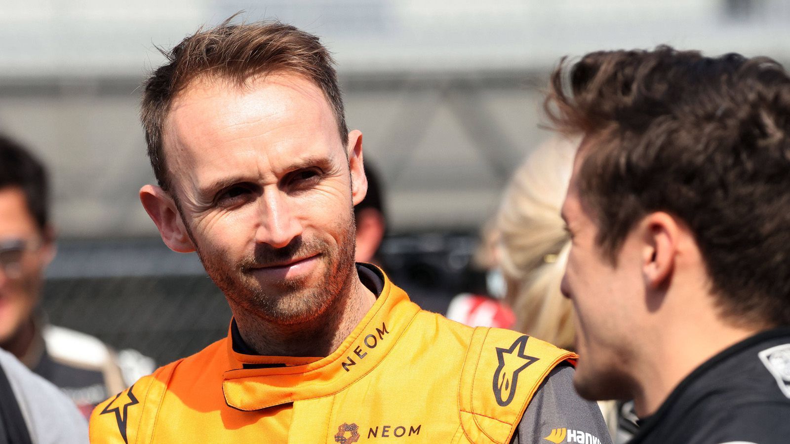 
                <strong>Rene Rast (McLaren)</strong><br>
                Der dreimalige DTM-Champion tat sich ein wenig schwer beim Debüt für McLaren. Im Qualifying fuhr er in seiner Gruppe nur auf Platz acht von elf Fahrern, was Startplatz 15 bedeutete. Die Zielflagge sah Rene Rast beim ersten Saisonlauf allerdings nicht – er schied in der 37. Runde aus und wurde als 18. gewertet. Deutlich besser lief es übrigens für seinen Teamkollegen, denn Jake Hughes fuhr nach einer starken Quali (Platz drei) einen fünften Rang heraus.
              