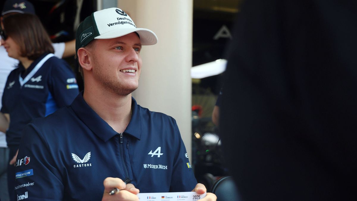 Mick Schumacher (GER) während der Autogrammsession, 8 Stunden von Bahrain, FIA Langstrecken- Weltmeisterschaft Saison 2026, Rennstrecke Sakhir, Bahrain, 08.11.2025, WEC, Hypercars *** Mick Schumach...