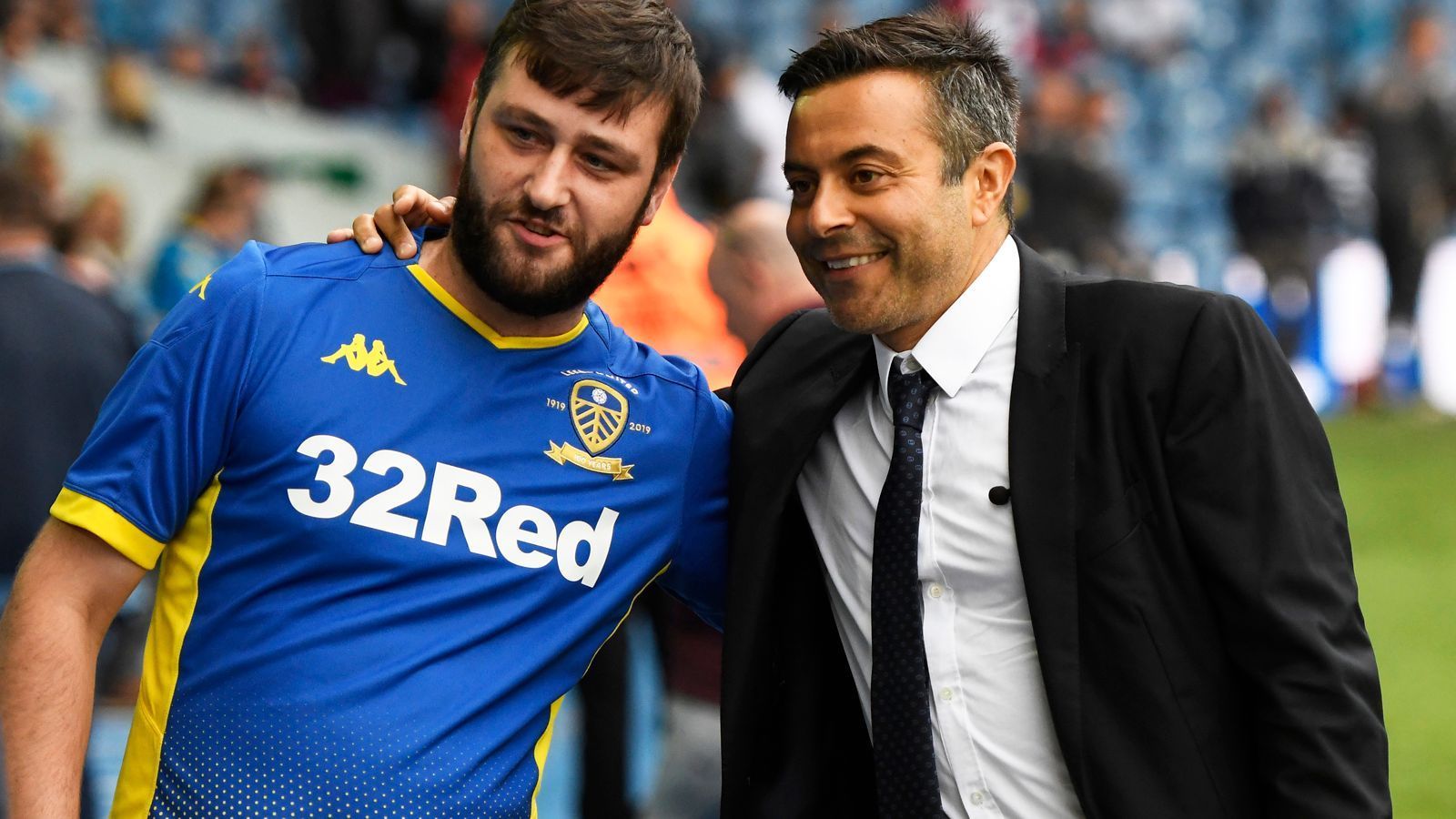 
                <strong>Leeds United: Andrea Radrizzani</strong><br>
                Ebenfalls in mehreren Klubs bzw. Franchises aus der Sportwelt ist der Italiener Andrea Radrizzani involviert. Bei Premier-League-Aufsteiger Leeds hält er 56 Prozent der Klub-Anteile, kaufte diese schon, als der Klub noch um die Rückkehr in die Premier League kämpfte. Radrizzani ist unter anderem Vorsitzender und Gründer der Sportrundfunkgruppe "Eleven Sports". Auch bei der NFL-Franchise San Francisco 49ers ist Radrizzani mit beteiligt.
              