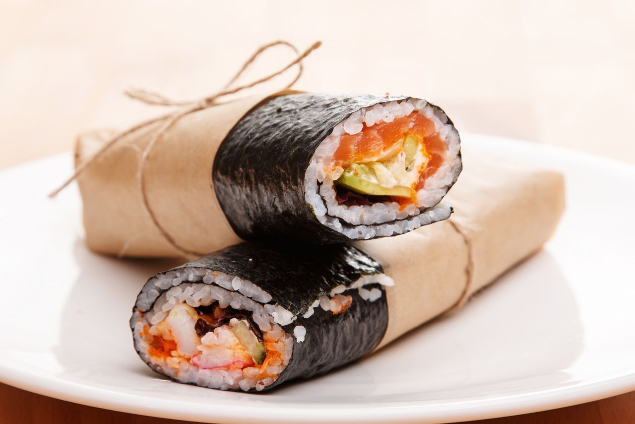 Japan trifft Mexiko: Der Sushirrito vereint beide Küchen. Gefüllt ist der Burrito mit Reis und weiteren Zutaten wie Fisch, Fleisch, Avocado, Mango, Erdnüssen, Salat, Rotkohl, Käse. Statt eines Weizenfladens wird ein Nori-Blatt als "Verpackung" verwendet.