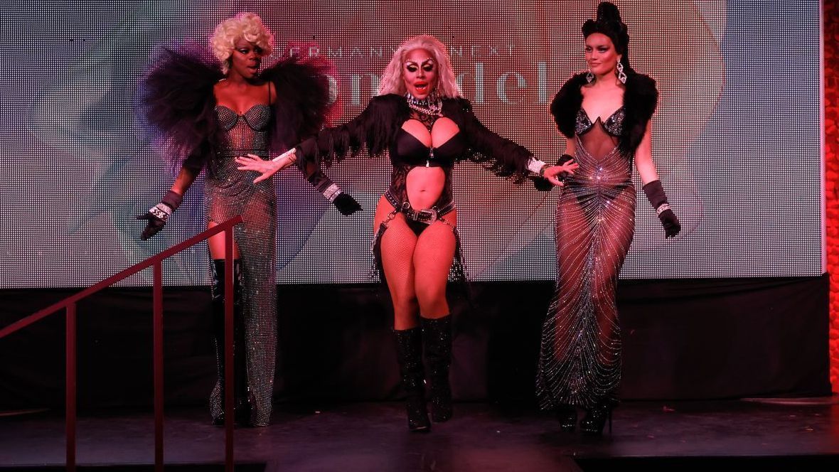 Bild zum Thema Die Models performen mit den Dragqueen-Stars DeJa Skye, Yara Sofia, Kahanna Montrese und Shannel