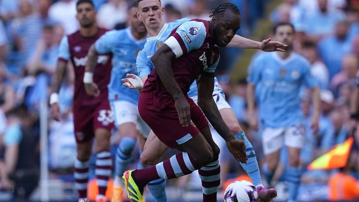 Manchester City v West Ham United - Premier League - Etihad Stadium Manchester City s Phil Foden (left) and West Ham United s Michail Antonio battle for the ball during the Premier League match at ...