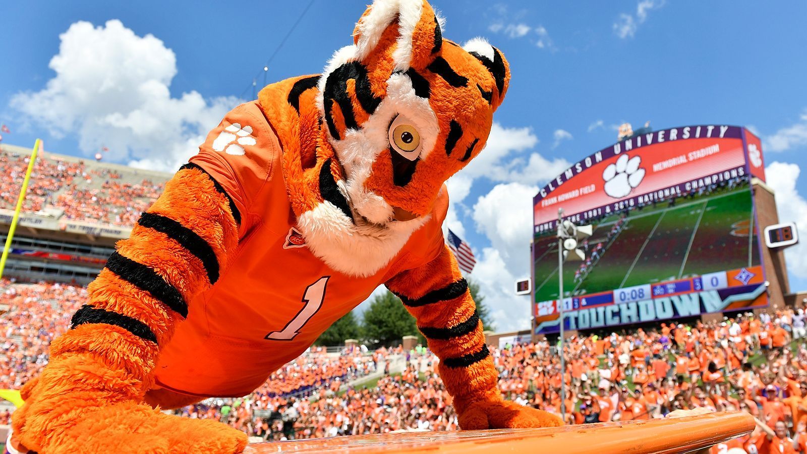 
                <strong>Besonderheiten</strong><br>
                Seit 1954 wird ein Student der Tigers in das Kostüm des Maskottchen "The Tiger" gesteckt, um für gute Stimmung im Stadion zu Sorgen. Eine ganz besondere Aufgabe besteht darin, zu jedem Touchdown der Tigers Push-Ups zu machen. Legendär wurde damals Mike Bays, der von 1994 bis 1997 für Touchdowns pumpte und so auf eine Gesamtzahl von 2216 Liegestütze in seiner Karriere kam. Tigers-Rekord!
              