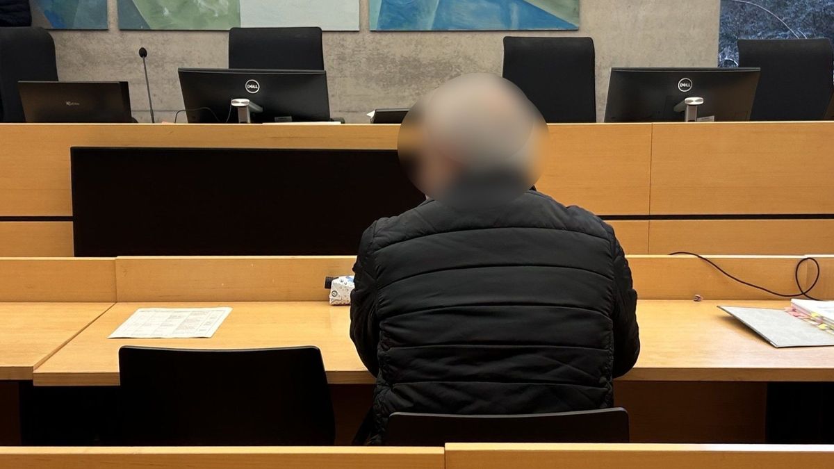Ein wegen Mordes angeklagter Mann sitzt in einem Gerichtssaal des Landgerichts.