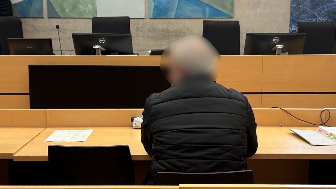 Ein wegen Mordes angeklagter Mann sitzt in einem Gerichtssaal des Landgerichts.
