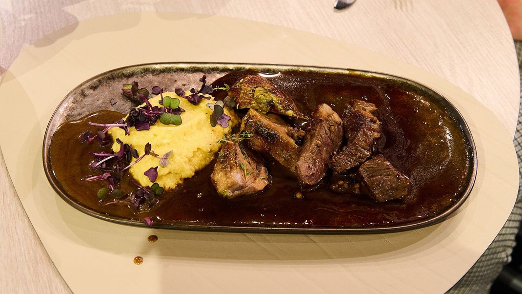 Gebratene Entenbrust in Whiskey-Orangen-Sauce und Rib-Eye-Steak in Pfeffersauce mit cremiger Curry-Polenta.