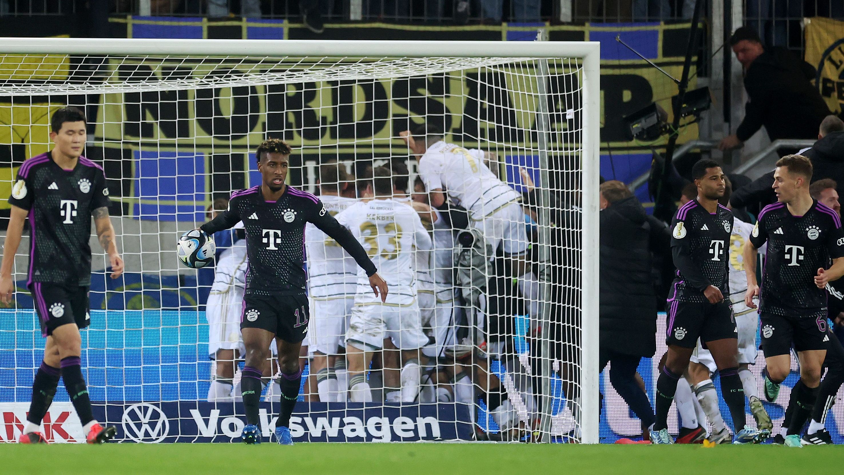 <strong>Die größten Pokal-Blamagen des FC Bayern München</strong><br>
                Der FC Bayern ist mit 1:2 an Drittligist 1. FC Saarbrücken gescheitert. Es ist der neueste Eintrag in der Geschichte der frühen Pokal-Rückschläge des FCB. <em><strong>ran</strong></em> erinnert an die größten Pokal-Blamagen des FC Bayern München.
