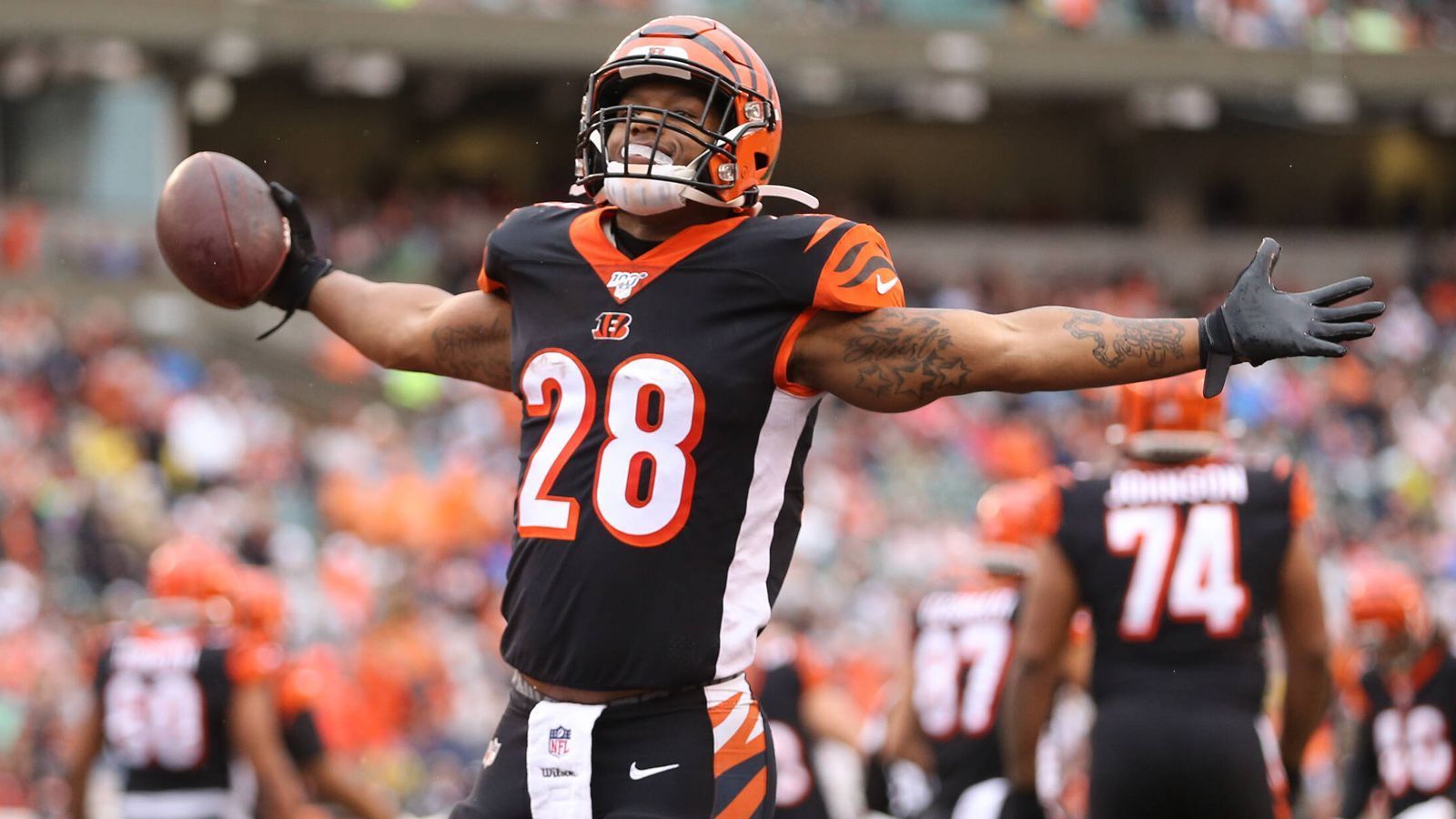 
                <strong>Joe Mixon (Cincinnati Bengals)</strong><br>
                Vom Skandal-Spieler zum Leistungsträger. Joe Mixon dürfte bei dem Neuaufbau der Cincinnati Bengals eine wichtige Rolle spielen. Vergangene Saison hatte er 1137 Rushing-Yards und 287 Receiving-Yards vorzuweisen. Der 23-Jährige geht in sein letztes Vertragsjahr, bekommt dafür verhältnismäßig bescheidene 1,208 Millionen Dollar. Laut "Cincinnati.com" ist ein neuer Vertragsabschluss noch nicht in Sicht.
              