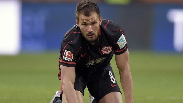 
                <strong>Szabolcs Huszti (Eintracht Frankfurt)</strong><br>
                Linkes Mittelfeld: Szabolcs Huszti. Der China-Rückkehrer entwickelte sich auf Anhieb zum Stammspieler im linken Mittelfeld von Eintracht Frankfurt. Der Ungar hat nach wie vor einen exzellenten linken Fuß, ist besonders bei Standardsituationen gefährlich. Nach den vielen unterschiedlichen Spielern, die sich in der Hinrunde auf der Position im linken Mittelfeld versuchten, haben die Hessen nun wohl mit Huszt die Idealbesetzung gefunden.
              