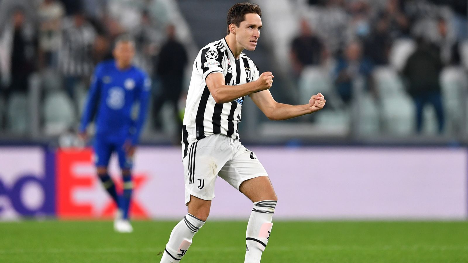 
                <strong>Federico Chiesa (JuventusTurin)</strong><br>
                Europameister Federico Chiesa hat sich offenbar ebenfalls in den Fokus von Chris Waddle gespielt. Der Juve-Star ist Stammspieler bei der "Alten Dame", dennoch macht sich Waddle Hoffnungen, den 23-Jährigen irgendwann mal bei Newcastle zu sehen. Bis zum Saisonende ist Chiesa noch von Stammverein Florenz an Juventus ausgeliehen, danach gibt es eine Kaufpflicht unter bestimmten Bedingungen.
              