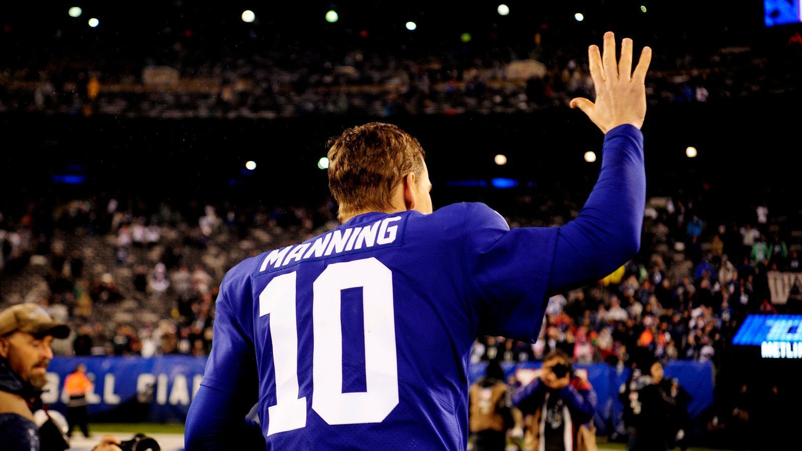 
                <strong>Komplette Karriere von Eli Manning</strong><br>
                Insgesamt absolvierte Manning in den 16 Jahren 248 Spiele für die New York Giants und kassierte in dieser Zeit insgesamt 252.280.004 US-Dollar. Davon waren 128.990.000 Dollar Grundgehalt, 60.000.000 Dollar für das unterzeichnen seiner Spielerverträge gezahlt, hinzu kamen diverse Boni in Höhe von 63.2990.004 Dollar.
              