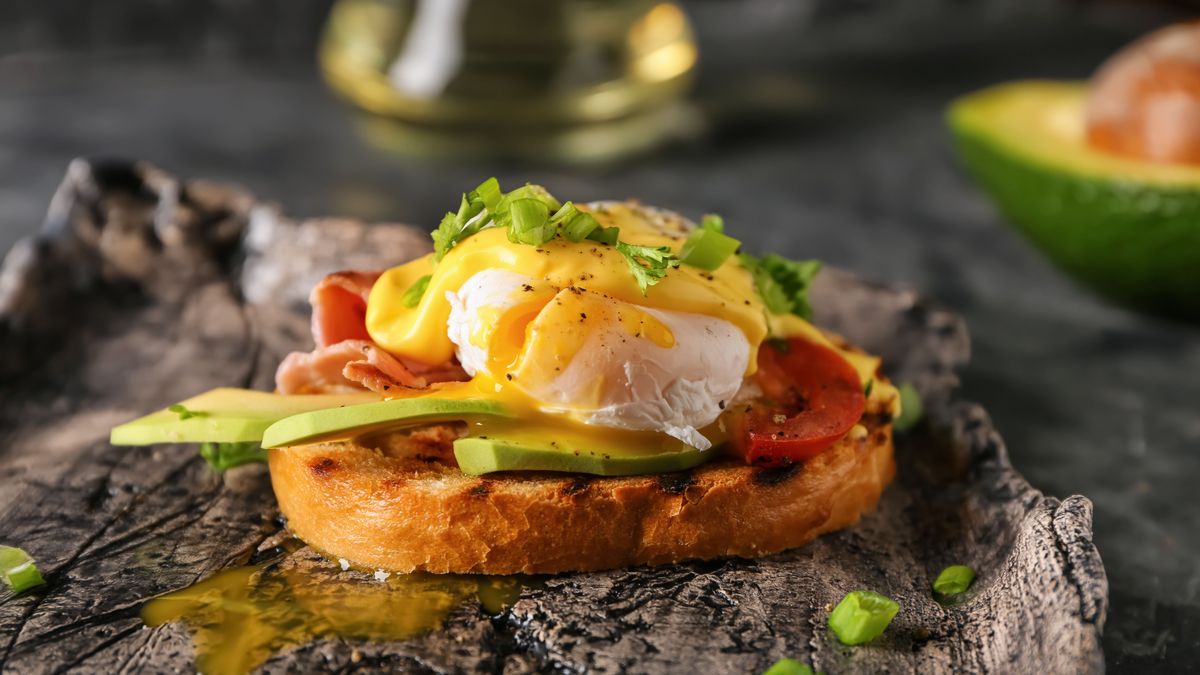 Der Eier-Benedict Klassiker mit Avocado und Tomaten verfeinert.