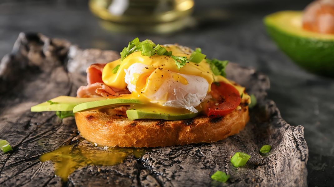 Der Eier-Benedict Klassiker mit Avocado und Tomaten verfeinert.