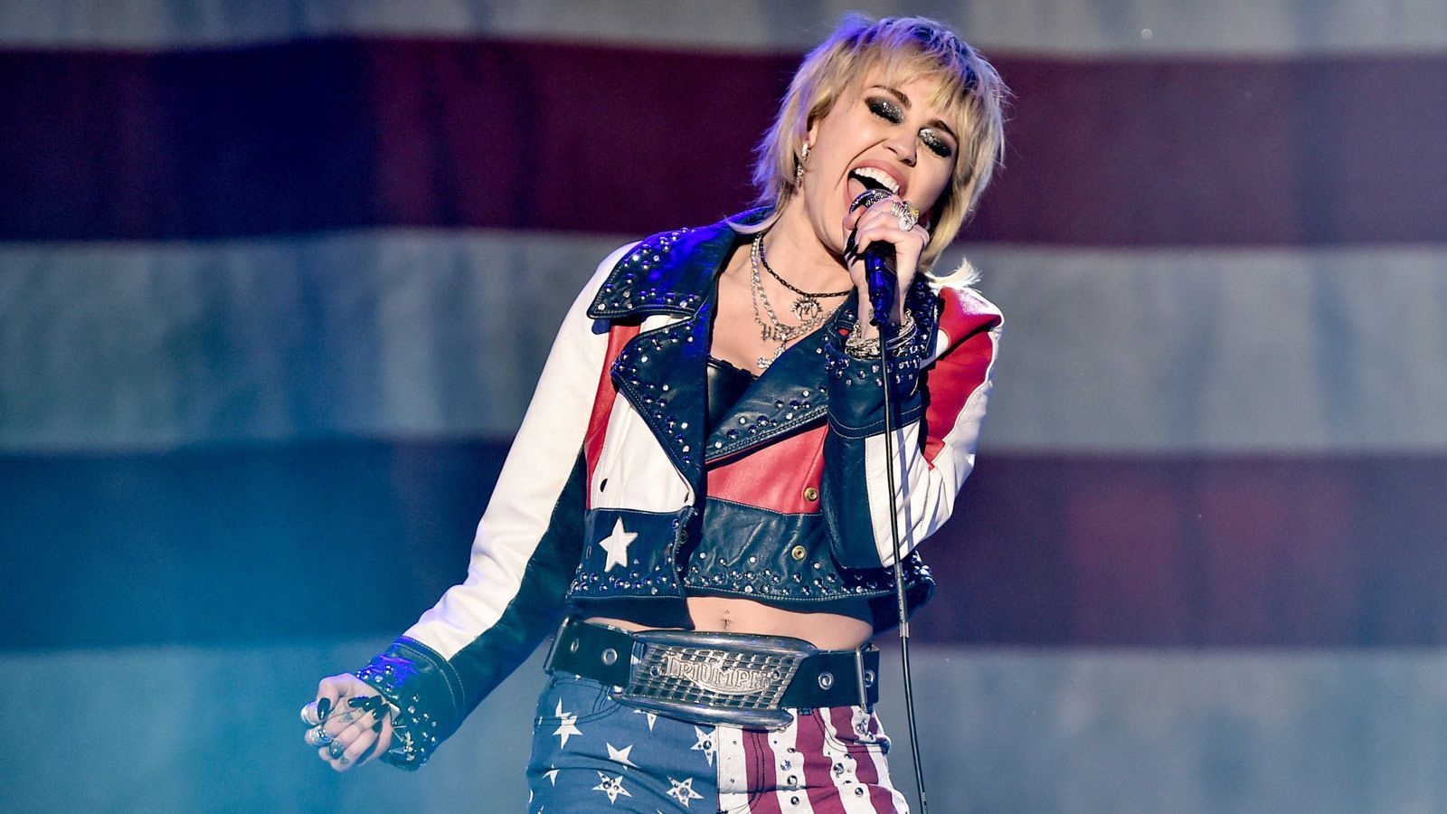
                <strong>"TikTok Tailgate": Miley Cyrus </strong><br>
                In Zusammenarbeit mit der Social-Media-Plattform "TikTok" wird die NFL in diesem Jahr erstmals ein digitales Tailgating veranstalten. Abgerundet wird die Veranstaltung durch ein Konzert von Superstar Miley Cyrus, die spätestens seit ihrem Hit "Wrecking Ball" zu den bekanntesten Künstlerinnen der Welt gehört. "Ich kann es kaum erwarten, vor den geladenen Gästen der NFL aufzutreten - besonders vor den Pflegekräften aus Tampa", erklärte die 28-Jährige auf ihrem Instagram-Profil. Ob neben Cyrus auch noch weitere Künstler auftreten, ist bislang noch unklar.
              