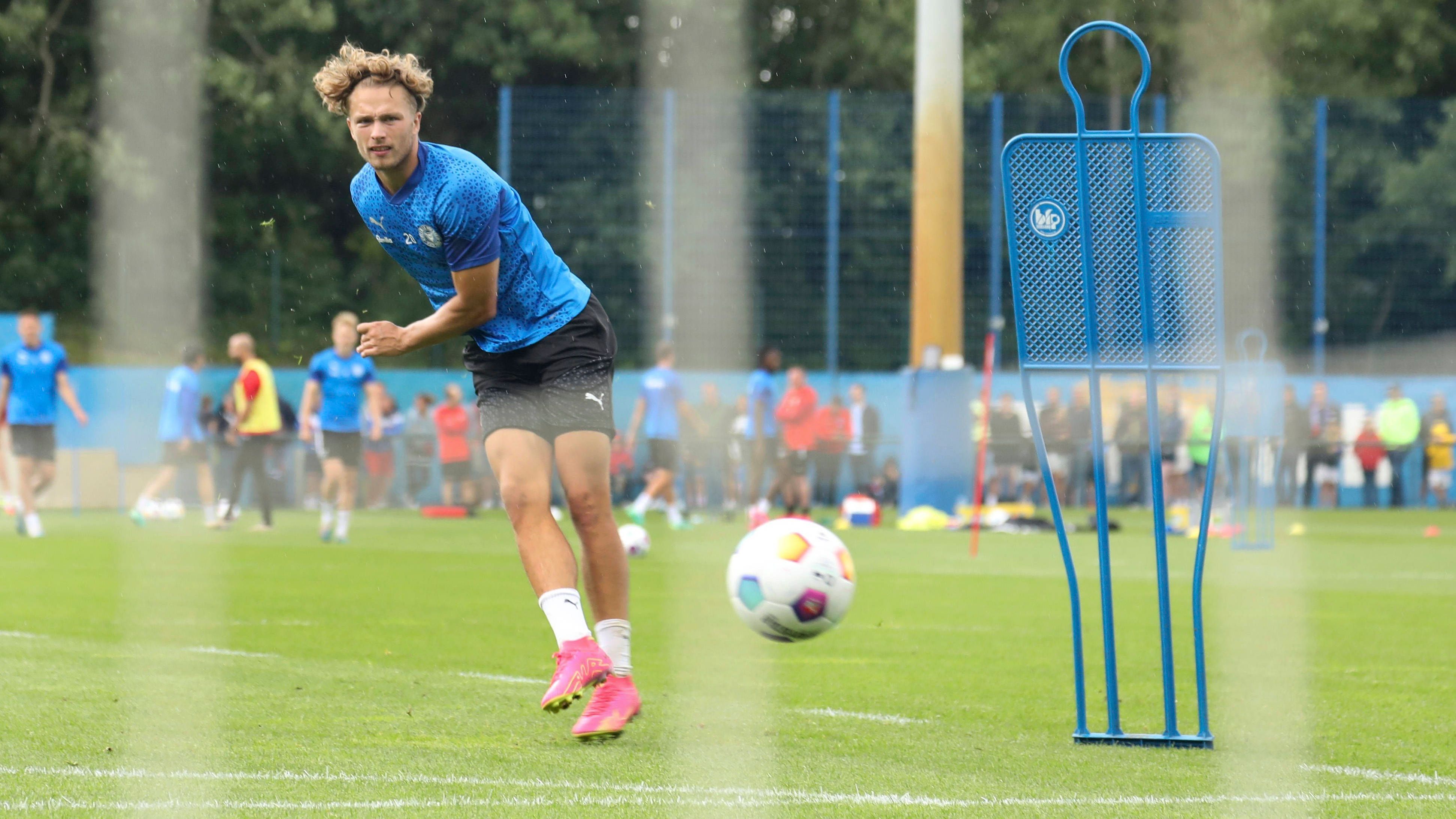 <strong>Fiete Arp (Holstein Kiel)</strong><br>Den großen Hype wie bei Green erlebte auch Fiete Arp, als er im Sommer 2019 vom HSV nach München kam. Der damals blutjunge Stürmer konnte die Hoffnungen an der Säbener Straße nicht wirklich erfüllen. Nur ein einziger 13-Minuten-Einsatz steht für den heute 25-Jährigen im Bayern-Trikot zu Buche. Mittlerweile steht Arp beim Bundesliga-Aufsteiger Holstein Kiel unter Vertrag.