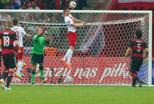 
                <strong>Manuel Neuer</strong><br>
                Hat in der ersten Hälfte nichts zu tun. Als die Gastgeber in der 51. Minute zu ihrer ersten guten Torchance kommen, ist der Ball gleich drin. Beim 1:0 von Milik kann man den herauslaufenden Neuer nicht freisprechen, beim 0:2 ist er ohne Chance. ran-Note 4
              