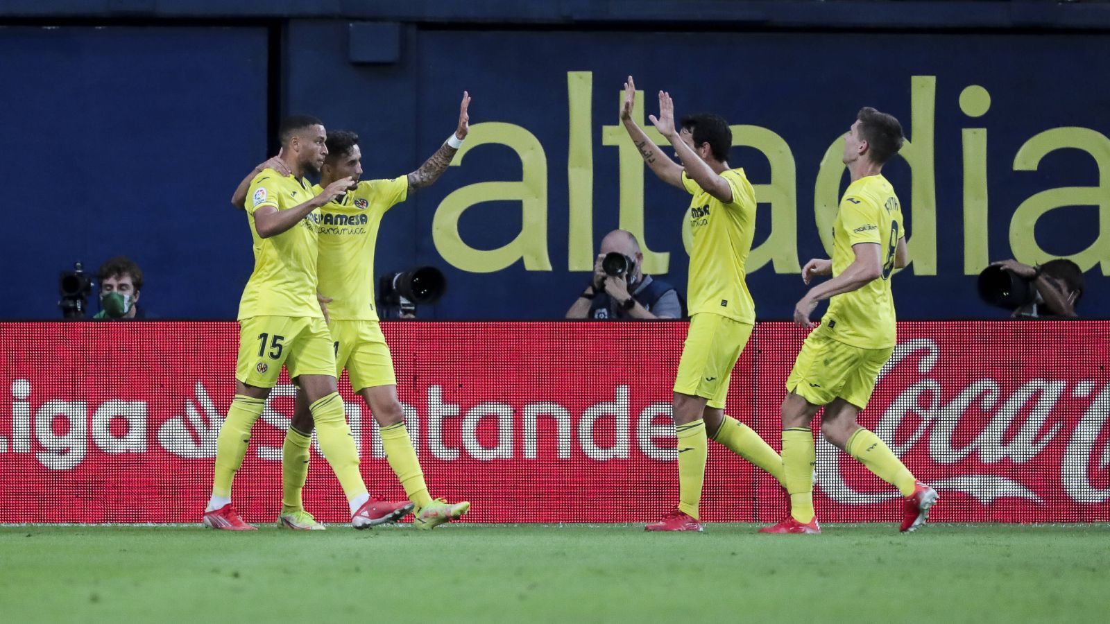 
                <strong>FC Villarreal (Spanien)</strong><br>
                In Spanien haben sowohl Real Madrid, als auch der FC Barcelona und Atletico Madrid bereits eine Niederlage einstecken müssen, anders als der FC Villarreal. Kurios: Das "Gelbe U-Boot" verlor zwar noch kein Ligaspiel, gewann aber auch erst zwei an der Zahl, dazu kommen fünf Unentschieden. Dementsprechend reicht es in der Tabelle nur zu Rang elf, sechs Punkte Rückstand auf Tabellenführer Real Madrid. Außerdem verlor Villarreal in der Champions League bei Manchester United (1:2).
              