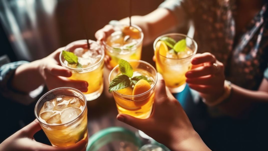Der Verzicht auf Alkohol kann viele Vorteile haben. Wir verraten dir, mit welchen Tipps und Tricks es dir gelingt.