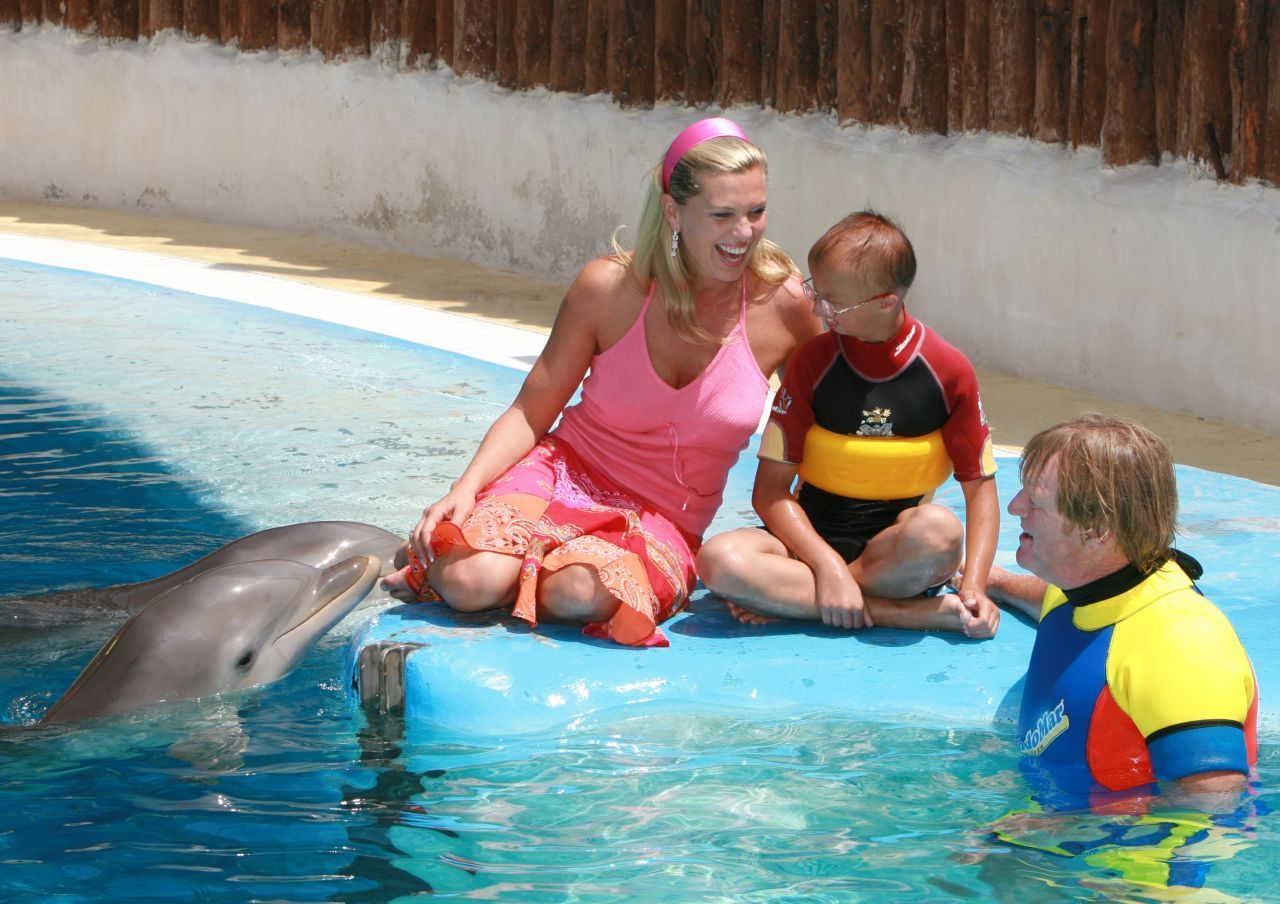 Vor allem bei Kindern und Jugendlichen mit schwerem Behinderungsgrad hat sich gezeigt, dass eine Delfin-Therapie positive Effekte auf das Sozial- und Kommunikationsverhalten hat.