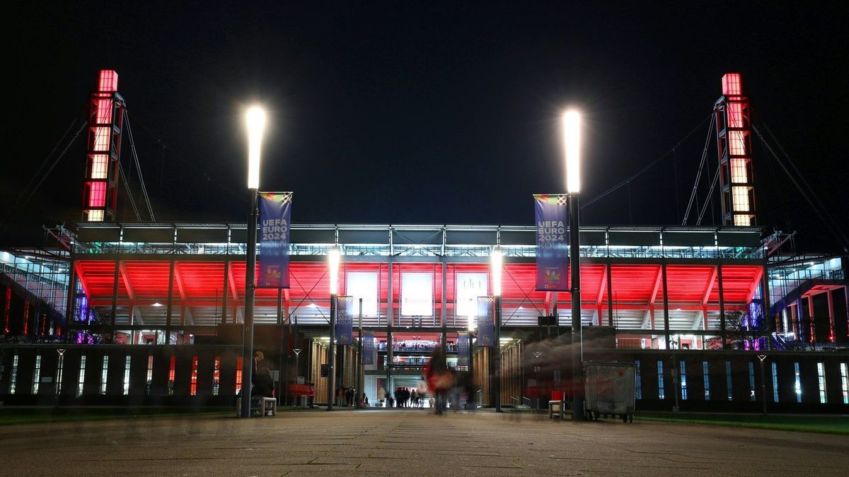 Das Rhein-Energie-Stadion leuchtet bei Nacht