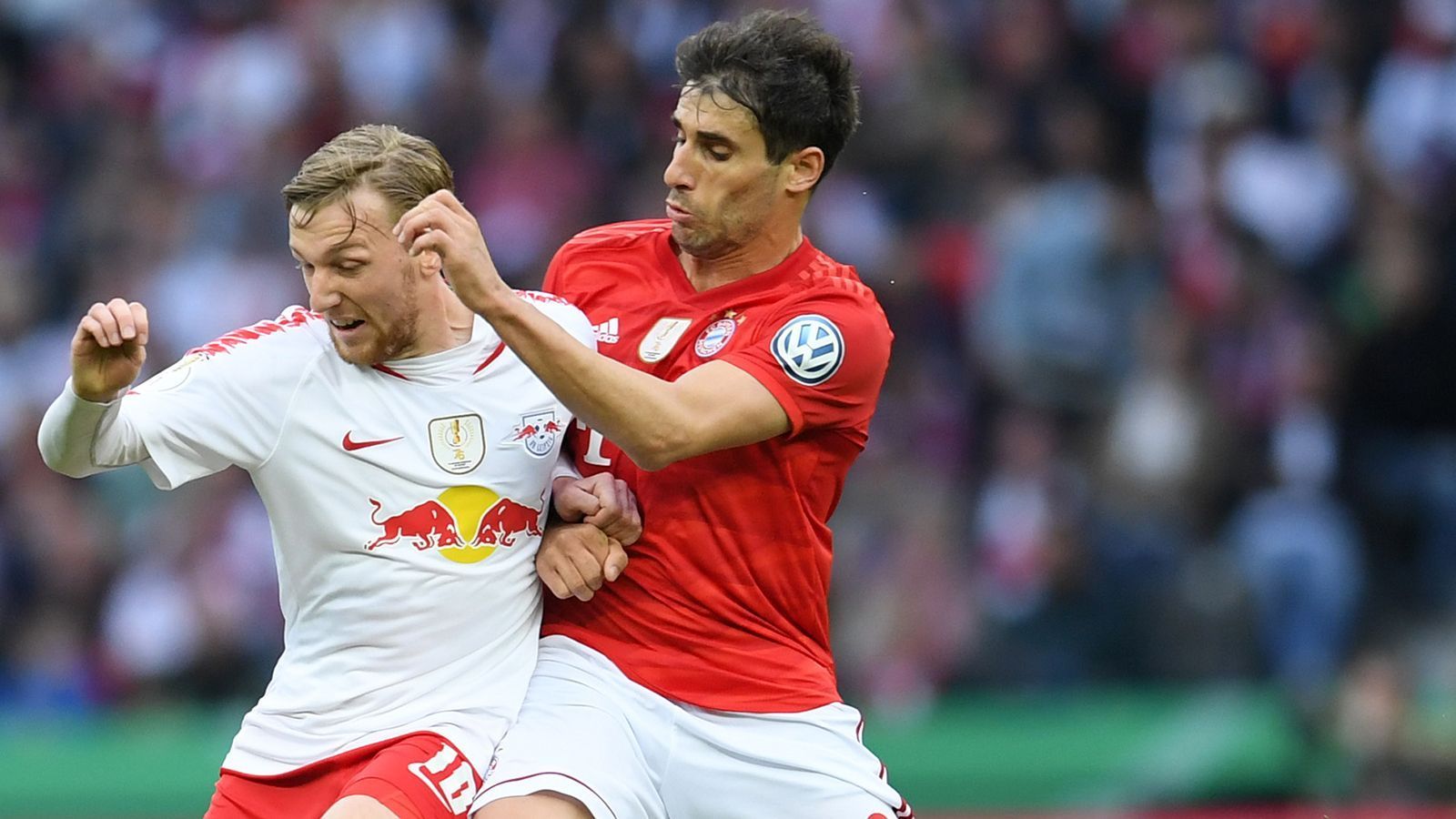 
                <strong>Javi Martinez (FC Bayern München)</strong><br>
                Soll wie immer Ruhe in das Bayern-Spiel bringen, dazu das Leipziger Spiel stören, was ihm aber zunächst nur bedingt gelingt. Ein bisschen langsam, dazu ungewohnt ungenau in einigen Aktionen. Danach besser, ist vor allem kämpferisch wieder ganz vorne dabei. Musste in der 65. Minute runter. ran-Note: 3
              