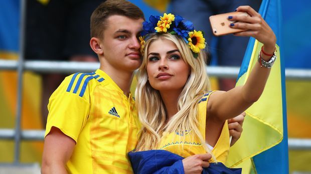 
                <strong>Fan Ukraine</strong><br>
                Sie behält sich ihrer Erinnerungen als Selfie fest.
              