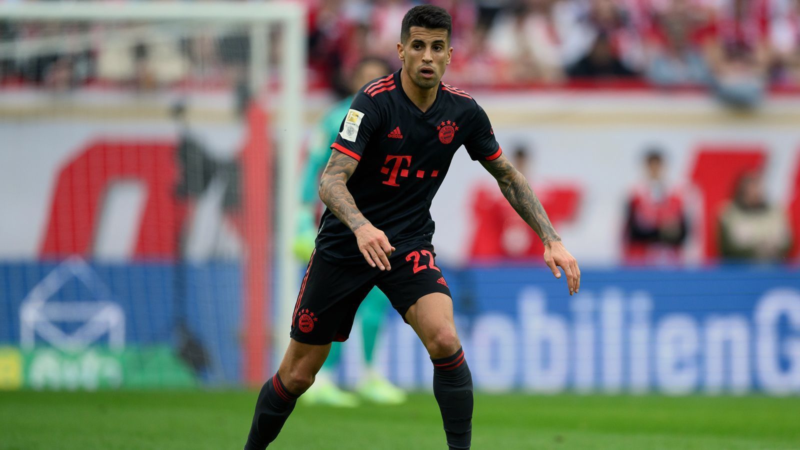 
                <strong>Joao Cancelo</strong><br>
                Cancelo wird nach 61 Minuten für Müller eingewechselt und übernimmt dessen Position auf dem Flügel. Er beweist seine technischen Qualitäten, ist stark am Ball, bringt die Angriffe allerdings nicht zu Ende. ran-Note: 4
              