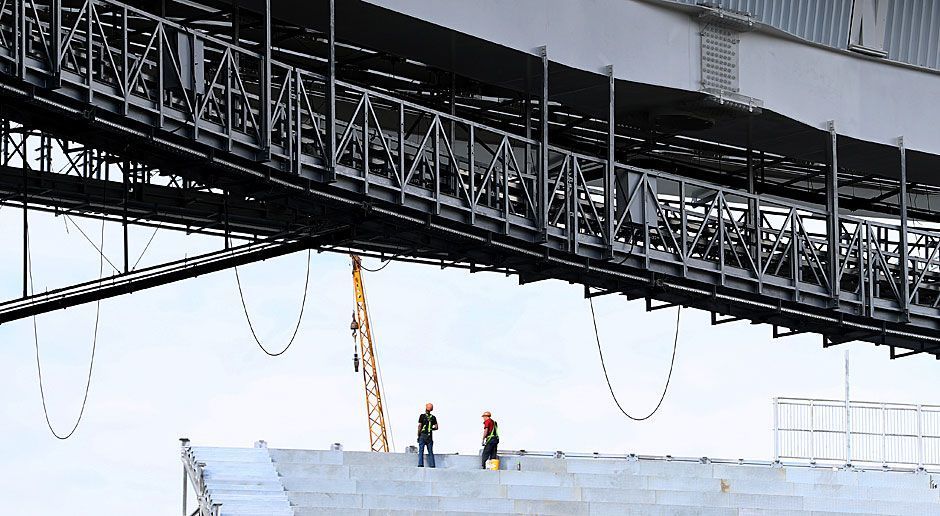 
                <strong>Umbau am Zentralstadion Jekaterinburg</strong><br>
                Die beiden Zusatztribünen finden jedoch nur außerhalb der eigentlichen Fassade Platz.
              
