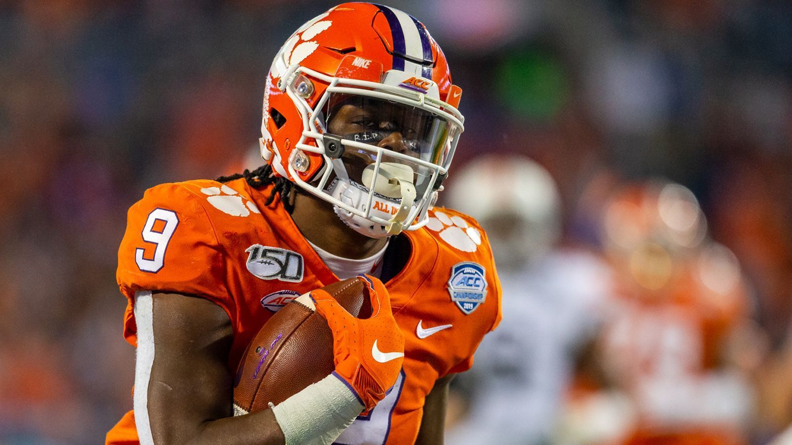 
                <strong>Clemson - Travis Etienne (Running Back)</strong><br>
                Travis Etienne ist der beste Running Back der Clemson Tigers. 1500 Yards und 17 Touchdowns hat der 20-Jährige in dieser Saison erlaufen. Beeindruckend: Pro Lauf macht er durchschnittlich 8,2 Yards gut. Auch als Passempfänger ist der 1,87 Meter große Athlet einsetzbar, fing in dieser Saison zwei Touchdown-Pässe. Die Belohnung: Etienne wurde zum zweiten Mal in Folge zum ACC Player of the Year ernannt. 2020 peilt er wohl den Sprung in die NFL an. Mit seiner Explosivität und Geschwindigkeit wäre er eine Bereicherung für jede Offense. Allerdings ist sein Verhalten beim Blocken ausbaufähig.
              