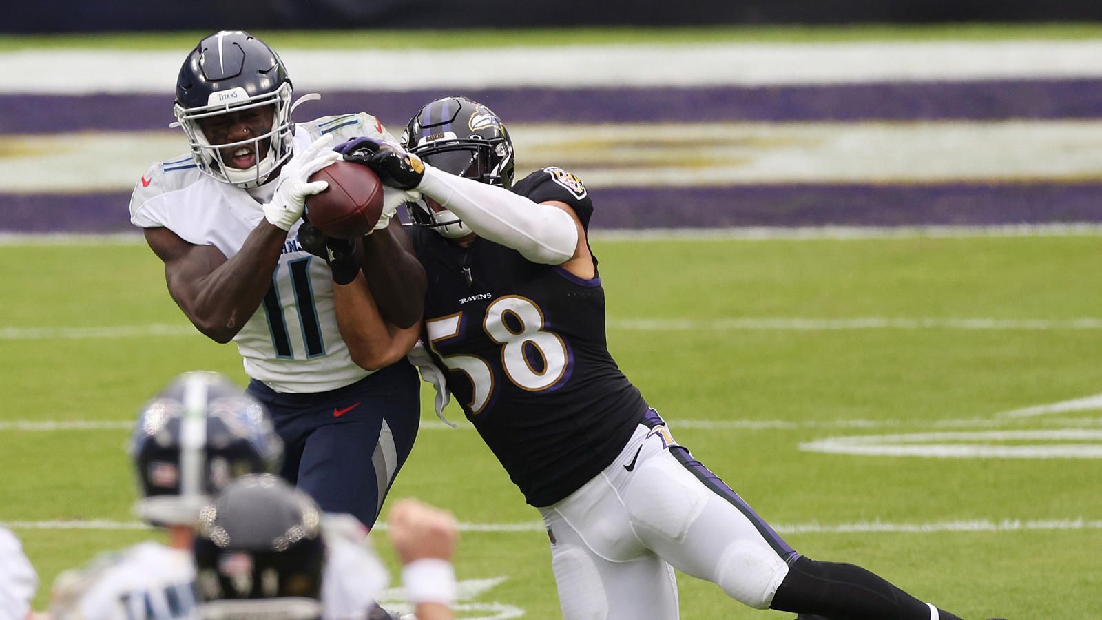 
                <strong>Linebacker L.J. Fort fällt auch das ganze Jahr aus</strong><br>
                Fort ist kein Leistungsträger in Baltimore, doch auch der Linebacker zieht sich einen Kreuzbandriss in der Saisonvorbereitung zu und fehlt das gesamte Jahr. In der Linebacker-Rotation steht Fort 2020 über 300 Snaps auf dem Feld, mit der Verletzung fehlt Baltimore Breite auf der Position.
              