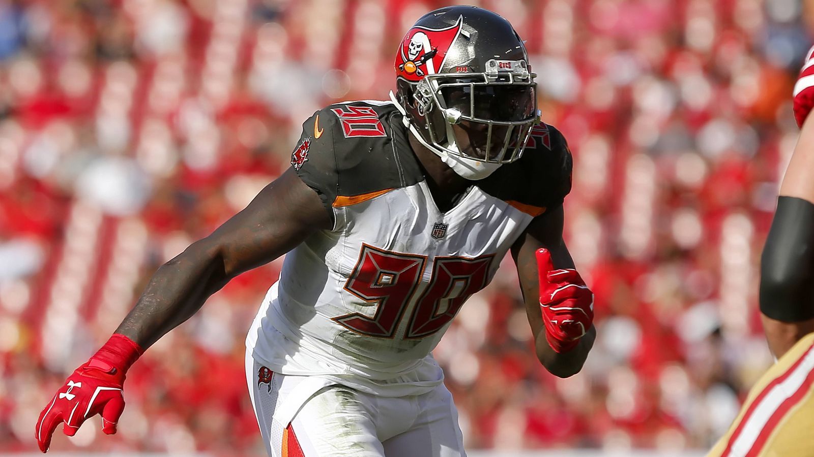 
                <strong>Jason Pierre-Paul (Tampa Bay Buccaneers)</strong><br>
                Die Tampa Bay Buccaneers werden wohl zumindesten die ersten sechs Partien der kommenden Saison auf Defensive End Jason Pierre-Paul verzichten müssen. Die Franchise platzierte den 30-Jährige am Freitag auf der Non-Football Injury List, nachdem er sich im Mai bei einem Autounfall eine langwierige Nackenverletzung zugezogen hatte und bis vor einigen Wochen eine Halskrause tragen musste. Nach acht Jahren bei den New York Giants wurde der Erstrundenpick von 2010 im März vergangenen Jahres zu den Bucs getradet und avancierte in seinem ersten Jahr mit 12,5 Sacks direkt zum Sack-Leader des Teams.  
              