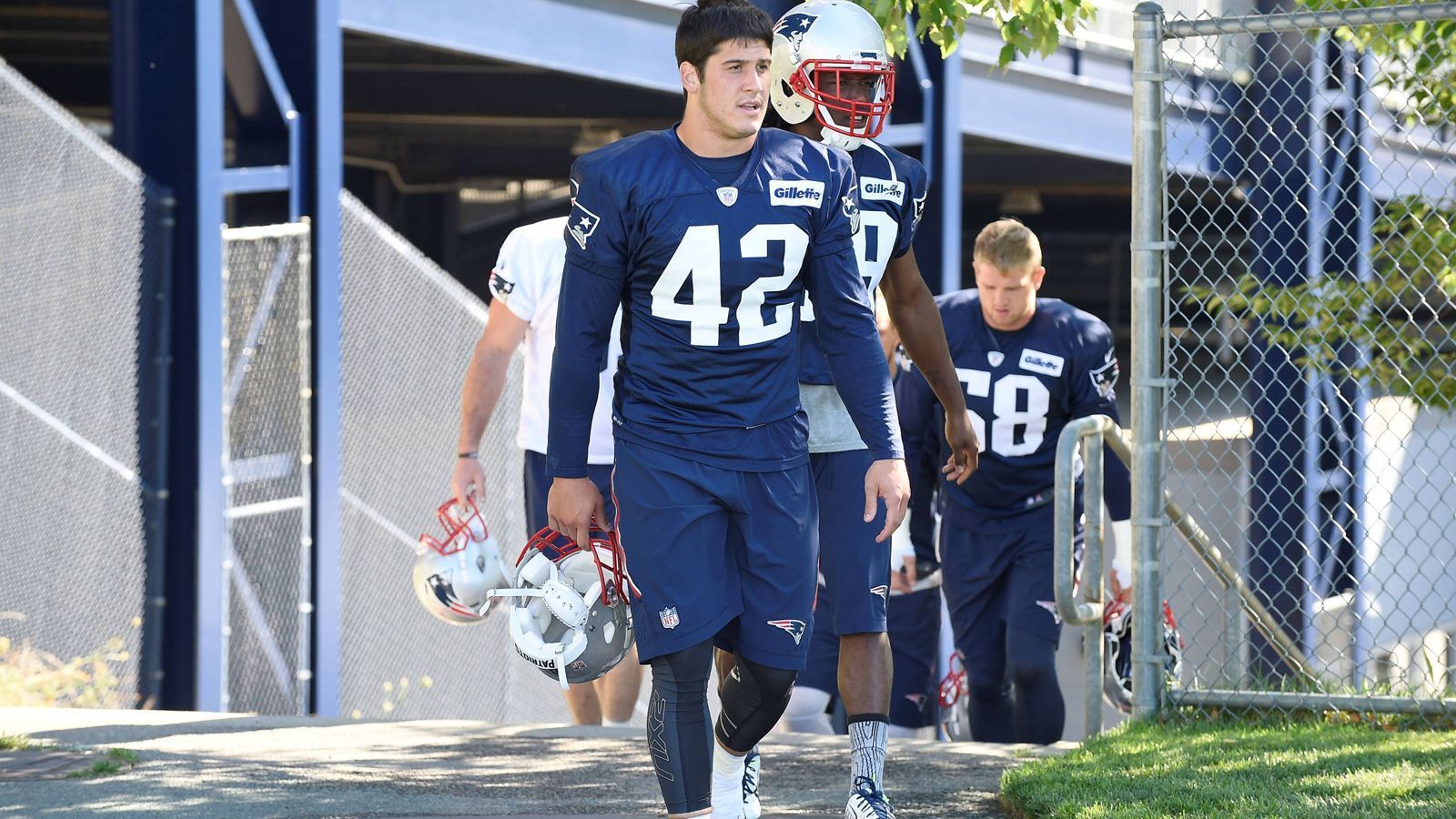 
                <strong>Defensive Assistant</strong><br>
                Vinnie Sunseri hat 2016 selbst als Safety und Special Teamer mit den Patriots trainiert, schaffte es aber als Spieler nicht über das Practice Squad hinaus. Dafür klappt es mit einer Laufbahn als Coach: 2019 war er Assistent von College-Coach-Legende und Belichick-Kumpel Nick Saban bei Alabama. Nun ist er zurück bei den Patriots, diesmal als Defensive Assistant.
              