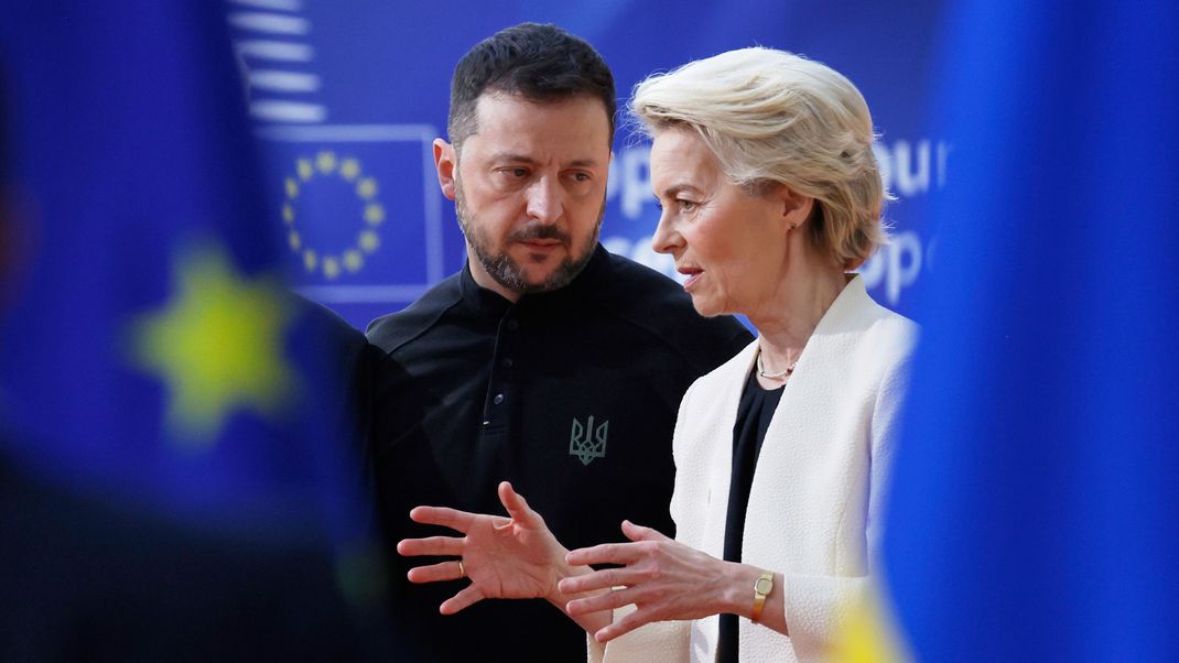 6. März 2025, Belgien, Brüssel: Die Präsidentin der Europäischen Kommission, Ursula von der Leyen und der ukrainische Präsident Wolodymyr Selenskyj beim EU-Gipfel im Gebäude des Europäischen Rates