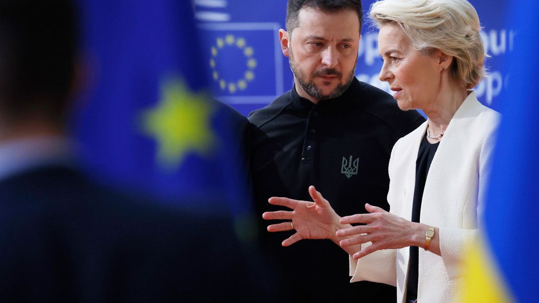 6. März 2025, Belgien, Brüssel: Die Präsidentin der Europäischen Kommission, Ursula von der Leyen und der ukrainische Präsident Wolodymyr Selenskyj beim EU-Gipfel im Gebäude des Europäischen Rates