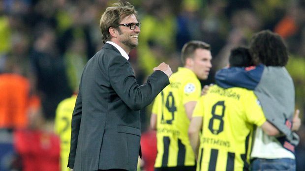 
                <strong>Jubel nach Gala gegen Real Madrid 2013</strong><br>
                Jubel nach Gala gegen Real Madrid 2013: Im Halbfinal-Hinspiel gab es den nächsten emotionalen Höhepunkt in Klopps Ära beim BVB. Dortmund nahm Jose Mourinhos Real Madrid mit 4:1 auseinander. Robert Lewandowski erzielte alle vier BVB-Treffer und ließ Klopp jubeln. Im Rückspiel reichte der Borussia sogar eine 0:2-Niederlage zum Erreichen des Endspiels.
              