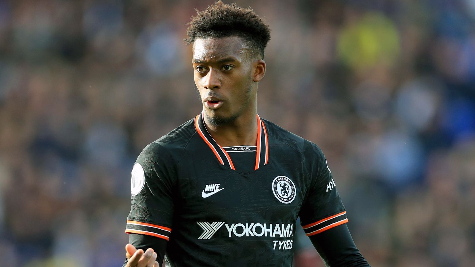 
                <strong>Callum Hudson-Odoi</strong><br>
                Beinahe wäre Callum Hudson-Odoi im Duell zwischen Bayern und Chelsea auf der anderen Seite aufgelaufen. Das Chelsea-Juwel war bekanntlich eines der Transferziele der Münchner. Nachdem der Wechsel des nun 19-Jährigen aber platzte, versucht sich der gebürtige Londoner nun nach überstandenem Achillessehnenriss bei Chelsea nach und nach zu etablieren, hat auch schon eine neuen Vertrag bis 2024 unterzeichnet. Wie schon über weite Strecken der Saison 2019/20, dürfte der Flügelflitzer wohl auch in München erst einmal als Joker eingeplant sein.
              