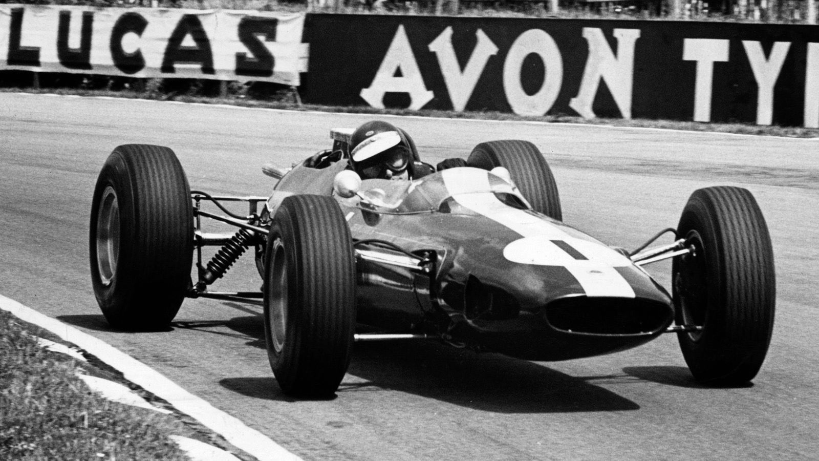 
                <strong>Lotus (1964) </strong><br>
                In den 1960er Jahren zählte der Schotte Jim Clark zu den großen Stars der Formel-1-Szene, hier in seinem Lotus im Jahr 1964 beim Großen Preis von Europa. Bei 72 Starts feierte Clark 25 Siege, gewinnt 1963 und 1965 die WM. 1968 verunglückte der Rennfahrer im Alter von 31 Jahren bei einem Rennen am Hockenheimring tödlich. Die technischen Neuerungen der 1960er Jahre waren unter anderem der Vierradantrieb (1960), das 6-Gang-Getriebe (1961), Spoiler (1967) und hochgestellte Flügel (1968).
              