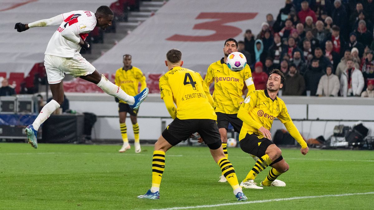 Torchance, Serhou Guirassy (VfB Stuttgart, 09), re. Nico Schlotterbeck (Borussia Dortmund, 04), Emre Can (Borussia Dortmund, 23), Mats Hummels (Borussia Dortmund, 15) VfB Stuttgart vs. Borussia Dor...